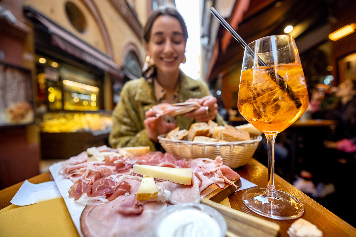 Antipasti Lüneburg: Frau genießt italienischen Schinken mit Bruscetta
